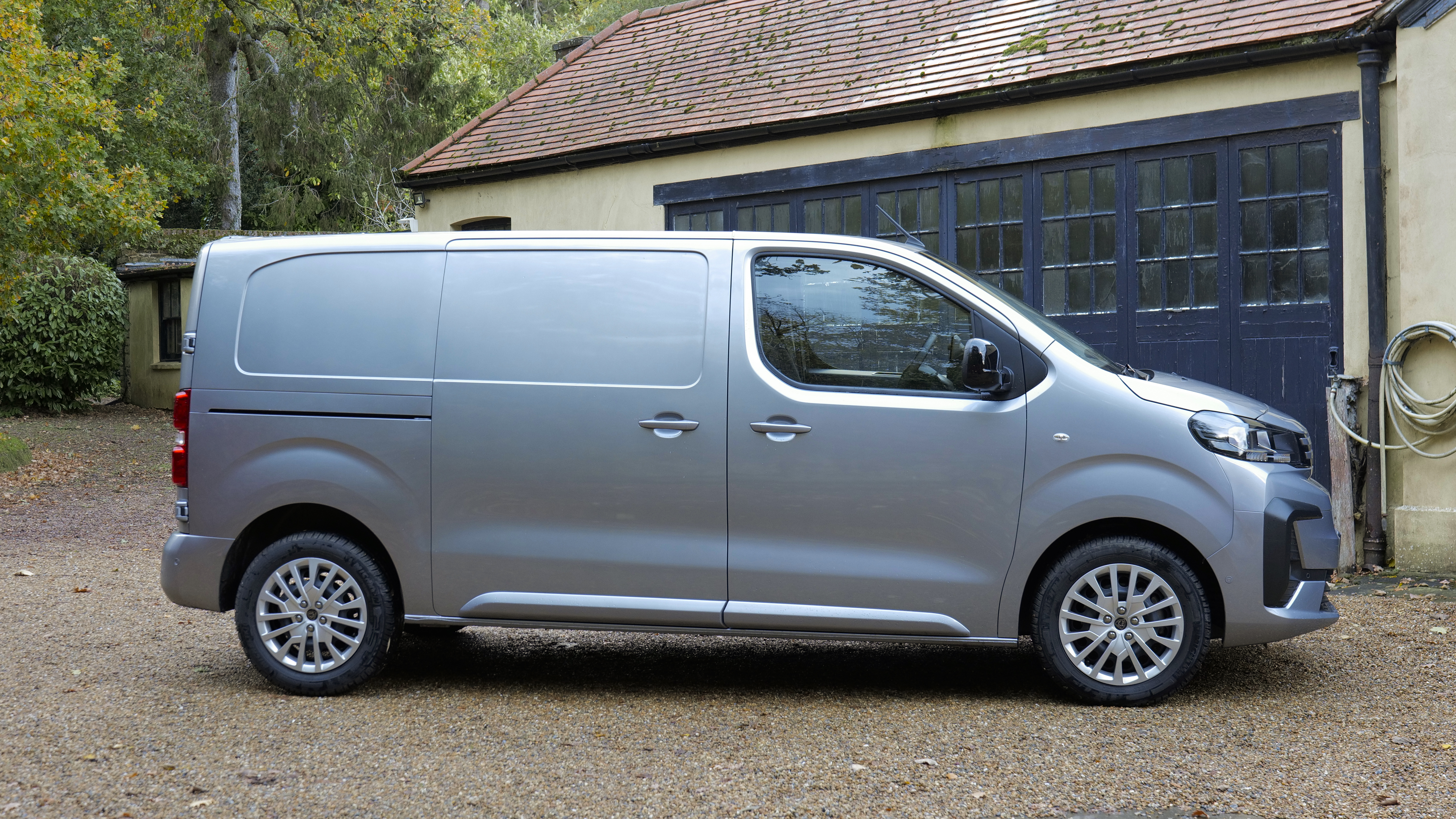 PEUGEOT EXPERT 100kW 75kWh Professional Van Auto [11kW]